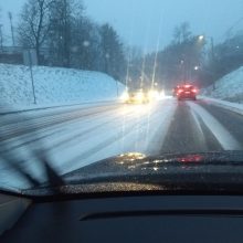 Dėl snygio – chaosas Vilniaus apskrityje: pareigūnams jau pranešta apie keliasdešimt eismo įvykių