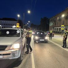 Kauno rajone pareigūnai vijosi neblaivią vairuotoją: kad prieš valandą gėrė, prisipažino pati