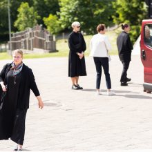 Pagerbti mirusio S. Kavaliausko – su baltais gėlių žiedais