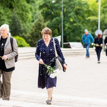 Pagerbti mirusio S. Kavaliausko – su baltais gėlių žiedais