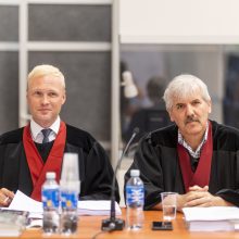 Į riaušių prie Seimo bylos posėdį atvesdinti keturi kaltinamieji, dar keturių – nepavyko