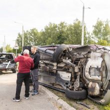 Vilniuje girta moteris rėžėsi į šešis automobilius: nuo smūgio vienas virto ant šono