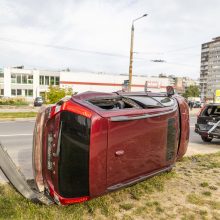 Vilniuje girta moteris rėžėsi į šešis automobilius: nuo smūgio vienas virto ant šono