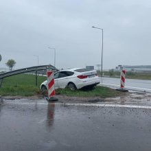 Avarija ties apsisukimu į Giraitę: po smūgio BMW nuriedėjo į šalikelę