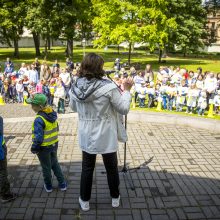 Olimpinis piknikas prezidentūros kiemelyje sportuoti subūrė šimtus vaikų