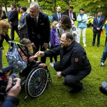 Olimpinis piknikas prezidentūros kiemelyje sportuoti subūrė šimtus vaikų