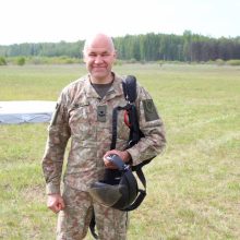 Lietuvos karininkas A. Miečius atliko 9000-ąjį šuolį parašiutu