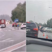 Po BMW ir „Toyota“ avarijos Alytuje nukentėjo penki žmonės