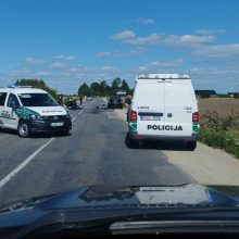 Klaipėdos rajone susidūrė motociklas ir BMW: uždarytas eismas