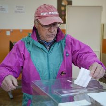 Apklausos rodo, kad Bulgarijos rinkimuose balsai pasiskirstys po lygiai