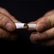 Vyro mikroautobuse ir namuose – beveik 26 tūkst. pakelių nelegalių cigarečių