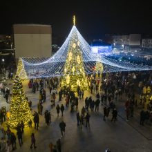 Jonavoje suspindo ne tik Kalėdų eglė – nušvito ir pasakiškas eglučių miestelis