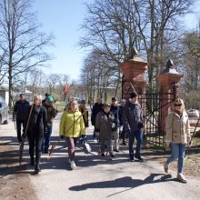 Ukrainiečiai padėkos talkoje tvarkė Vilniaus miesto parkus