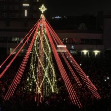 Marijampolėje įžiebta Kalėdų eglė, padabinta spalvą keičiančiomis stygomis