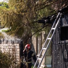 Šiauliuose liepsnojo medinis namas: medikams perduoti du žmonės