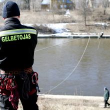 Vilniuje į Nerį nuo tilto nukritęs vyras išlipo pats: jį išsivežė medikai