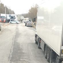 Vilniuje – stipri sunkvežimio ir mikroautobuso avarija: vienas vairuotojas sunkiai sužeistas