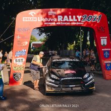 Lietuvos automobilių ralio čempionato dalyviai greičiu mėgavosi Viekšnių apylinkėse