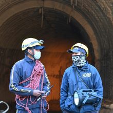 Indijoje sugriuvus tuneliui įstrigo mažiausiai 40 darbininkų