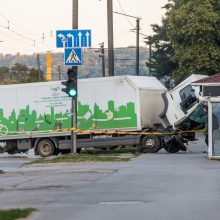 Aiškėja didžiulės ryto avarijos aplinkybės: sunkvežimis tėškėsi į žmonių pilną mikroautobusą