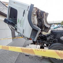 Aiškėja didžiulės ryto avarijos aplinkybės: sunkvežimis tėškėsi į žmonių pilną mikroautobusą