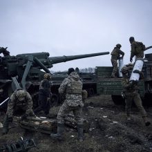 J. Stoltenbergas: Ukraina greitu metu gali tikėtis daugiau sunkiosios ginkluotės