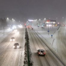 Kelininkai: eismo sąlygos visoje Lietuvoje sudėtingos dėl snygio ir pustymo