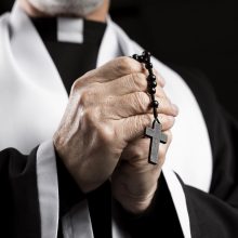 Nuteistas iškrypėlis kunigas: nuogas bažnyčioje santykiavo su dulkių siurbliu