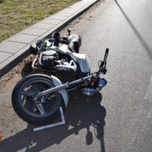 Vilniuje partrenktas ir sužalotas prie perėjos sustojęs motociklininkas