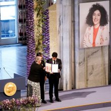 Įkalintos N. Mohammadi vaikai atsiėmė iraniečių aktyvistei skirtą Nobelio taikos premiją