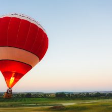 Medyje Šilutės rajone pakibo oro balionas: sužaloti žmonės, tarp jų – ir mažametė