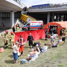 Varšuvoje nuo viaduko nulėkus autobusui žuvo žmogus, daug sužeistų