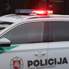 Girto vairuotojo smūgis į policijos automobilį: apie įtartinus manevrus kolegoms pranešė pareigūnas