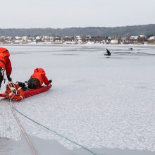 Šilutės rajone tarp suneštų ledų ir vandens įstrigo automobilis: žmones gelbėjo ugniagesiai