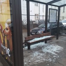Kažkam užkliuvo viešojo transporto stotelė: praeivius pasitinka pabirę stiklai