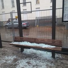 Kažkam užkliuvo viešojo transporto stotelė: praeivius pasitinka pabirę stiklai
