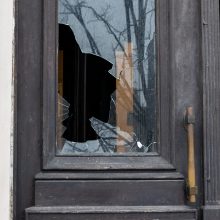 Sostinėje išdaužti Seimo pastato ir Vilniaus apygardos teismo langai