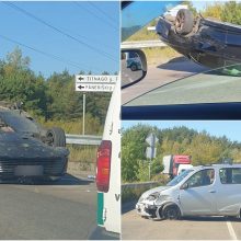 Sostinėje – dviejų „Toyota“ avarija: po smūgio vienas automobilis apvirto