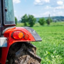 Joniškio rajone neblaivaus vairuotojo automobilis rėžėsi į traktorių