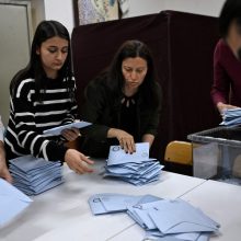 Baigiantis vietos valdžios rinkimų dienai, Turkijoje uždarytos balsavimo apylinkės