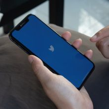 „Twitter“ sugrąžino mėlynąsias varneles kai kurioms žiniasklaidos, garsenybių paskyroms