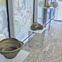 Galerijoje „Aukso pjūvis“  – gyvybine jėga alsuojanti V. Kinderavičiūtės keramika