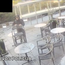 Policija ieško, kam prireikė aštuonių kavinės kėdžių, ir turi klausimų šiam vyrui