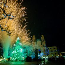 Įžiebta pagrindinė Kauno eglė: mieste prasideda šiltų Kalėdų laukimas
