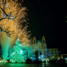 Įžiebta pagrindinė Kauno eglė: mieste prasideda šiltų Kalėdų laukimas