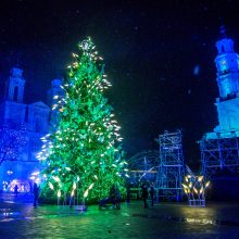 Įžiebta pagrindinė Kauno eglė: mieste prasideda šiltų Kalėdų laukimas