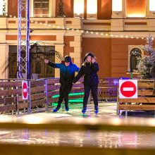 Kalėdų stebuklus Teatro aikštėje skandino lietus