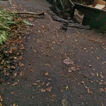 Neįprastas vaizdas: Kauno centre įlūžus asfaltui į duobę įkrito šiukšliavežis