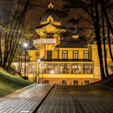 Prietemoje: vėlyvą vakarą vaikštinėjant jaukiai apšviestu miestu ar parku išnyra įspūdingi istoriniai kurorto statiniai. 	