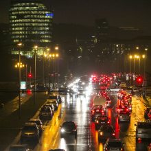 Kelininkai įspėja: naktį eismo sąlygas sunkins šlapdriba, plikledis ir lijundra
